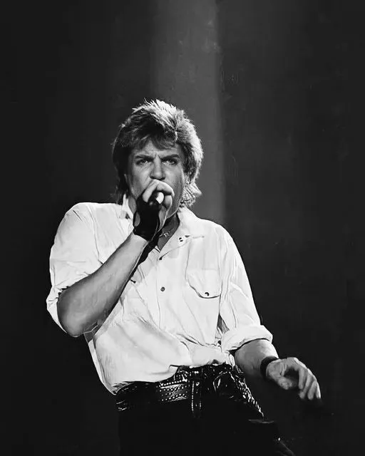 Симон Ли Бон из Duran Duran в 66 лет наслаждается купанием в океане с женой в купальнике