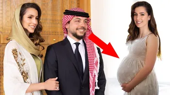 Беременная принцесса Раджва Иорданская демонстрирует округлившийся живот в шелковом платье
