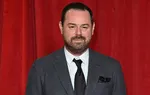 Дэнни Дайер рассказал, как бегал 'ГОЛЫМ' по жилому району во время съемок нового сериала "Мистер Бигстафф"