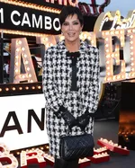 Крис Дженнер в новой кампании купальников Skims x Roberto Cavalli: яркие кафтаны для летнего стиля