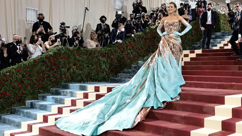 Подготовка к Met Gala 2024 в самом разгаре, а мы вспоминаем самые яркие моменты прошлых лет