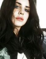 Лана Дель Рей делится редким селфи с мужем-гидами, целуясь с ним на фоне аллигатора