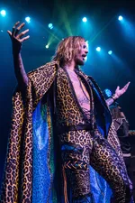 Необычное выступление группы The Darkness на концерте в честь Дня Победы вызывает недоумение у фанатов
