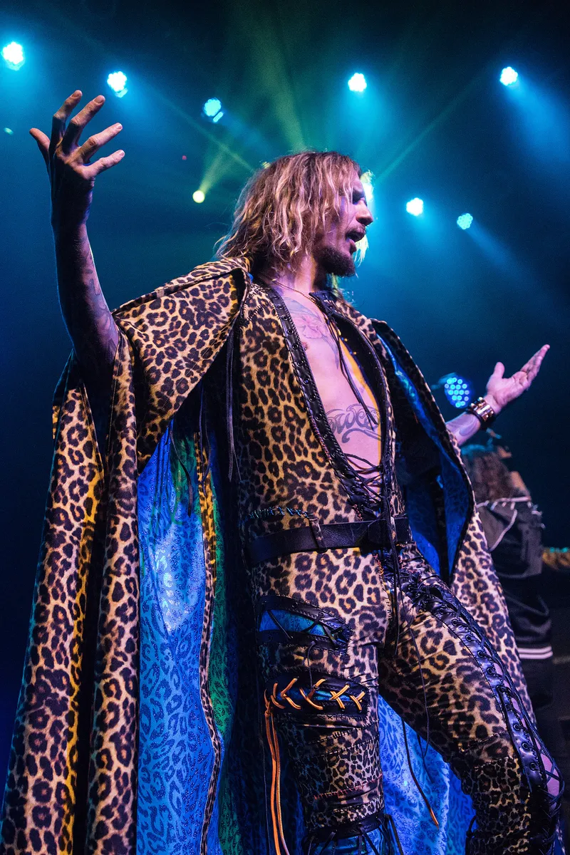 Необычное выступление группы The Darkness на концерте в честь Дня Победы вызывает недоумение у фанатов