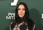Ким Кардашьян представила смелый новый цвет волос в стиле Y2K