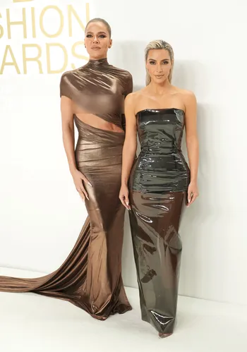 Ким Кардашьян и ее сестра Хлои блистают в сексуальных образах в стиле "джинсы и бриллианты" на роскошном мероприятии Хлои