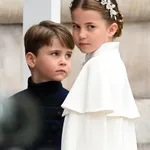 Принцесса Шарлотта заботливо поддержала принца Луи на балконе Букингемского дворца