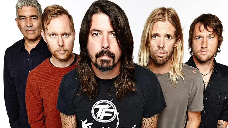 Foo Fighters представляют новую музыку после скандала с Дэйвом Гролом, отмечая 30-летие группы