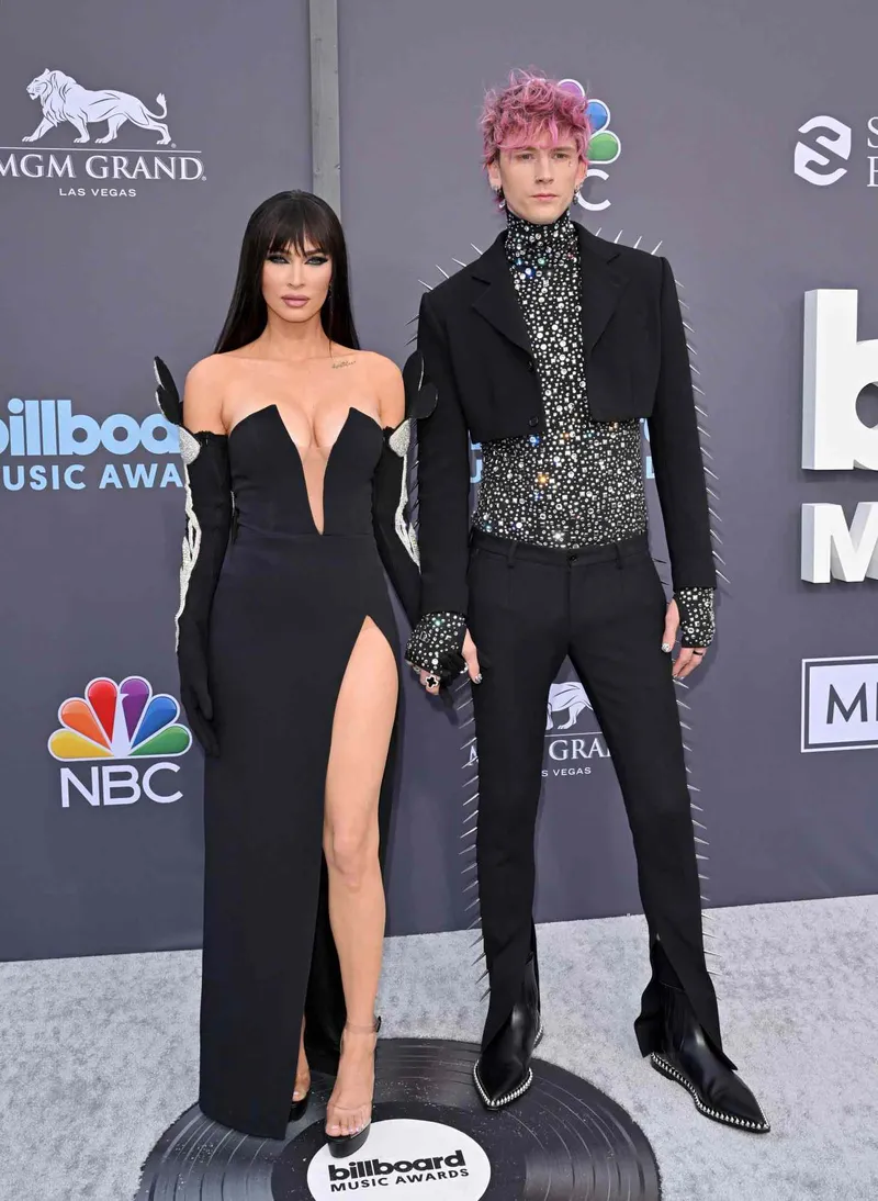 Меган Маркл Фокс сочетала свои новые челки с платьем с экстремальным вырезом на Billboard Music Awards