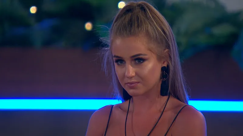 Звезда Love Island Джорджия Стил проявляет нежность к своему бойфренду футболисту Гарри Кларку