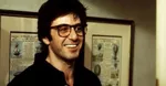 Звезда кино 80-х, когда-то связанная с Аль Пачино, выглядит неузнаваемо на редкой прогулке: угадайте, кто это?