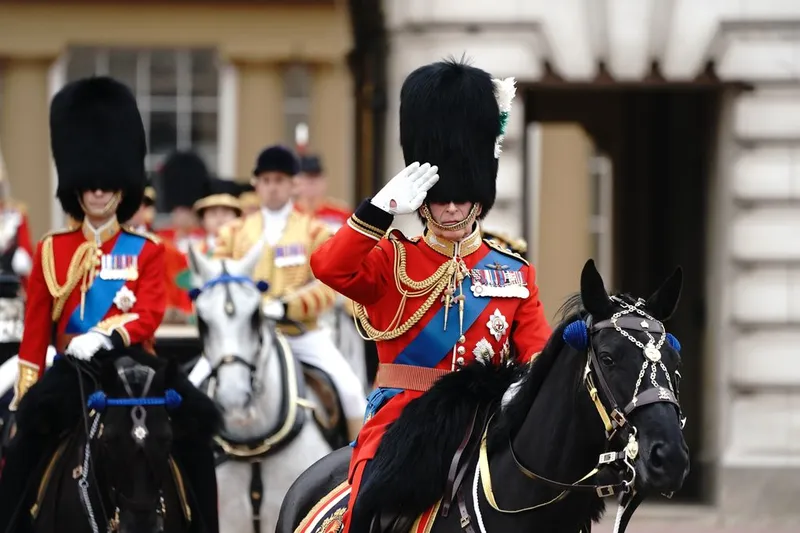 Король Чарльз снова проедет в карете на Trooping the Colour, несмотря на лечение рака — дворец готовится к важному событию