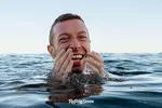 Крис Мартин делится мыслями о "неудаче" с поцелуем на концерте Coldplay и объясняет, почему группа продолжит эту традицию