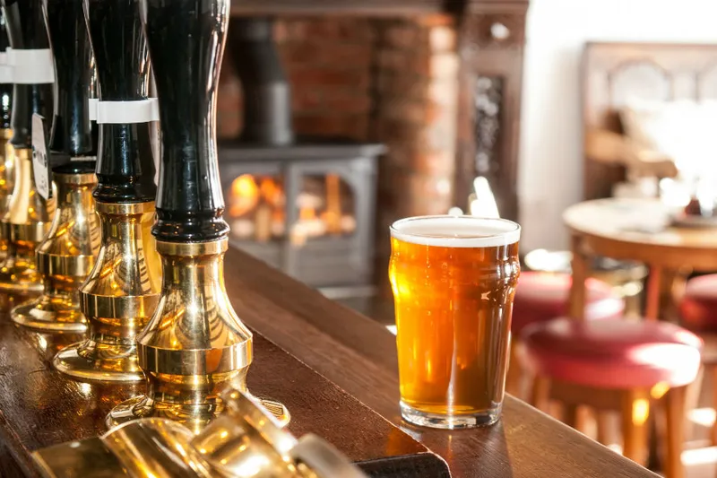 Пабы должны предлагать больше безалкогольного пива на разлив, чтобы поощрить британцев употреблять меньше спиртного