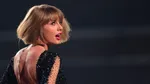 Фанаты Тейлор Свифт в восторге: она продемонстрировала кольцо на первом выходе с Трависом после помолвки