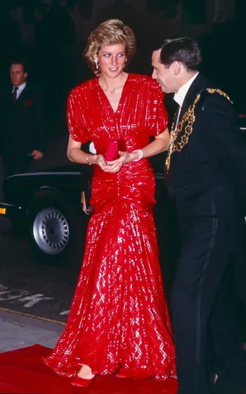 На 63-й день рождения принцессы Дианы были показаны 63 ее потрясающих наряда
