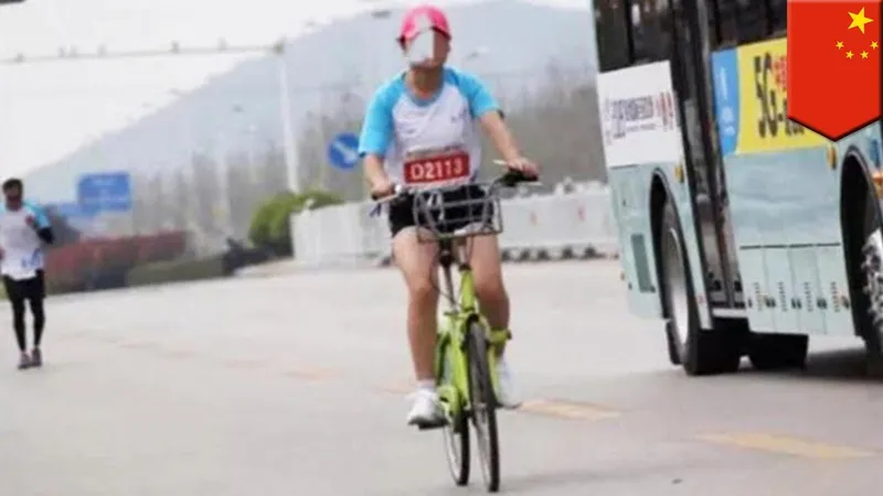 Китайский марафонец, 52 года, был дисквалифицирован за курение на протяжении всего забега - что он...