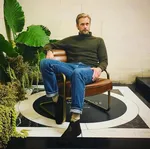 Александр Скарсгард в стильных ботфортах и ярких брюках на Каннском кинофестивале 2025
