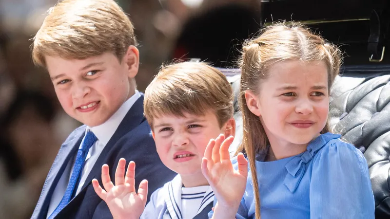 Принц Джордж поправил младшего брата принца Луи на балконе Букингемского дворца