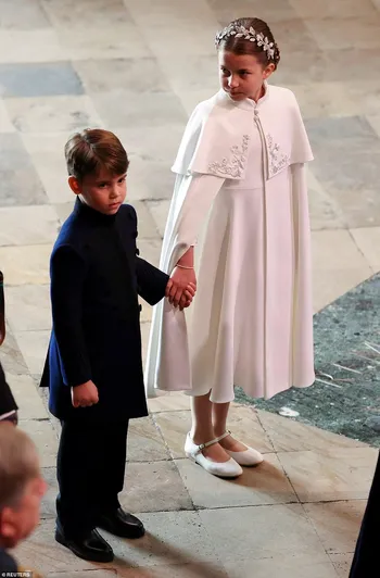 Принцесса Шарлотта и Кейт Миддлтон появились с одинаковыми прическами и скромными нарядами