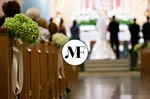 Невеста на лыжах спускается по аллее в свадебном платье: смотрите зимние фотографии