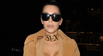 Ким Кардашьян в прозрачных колготках YSL и обертывании для лица Skims: смелый стиль и откровенность