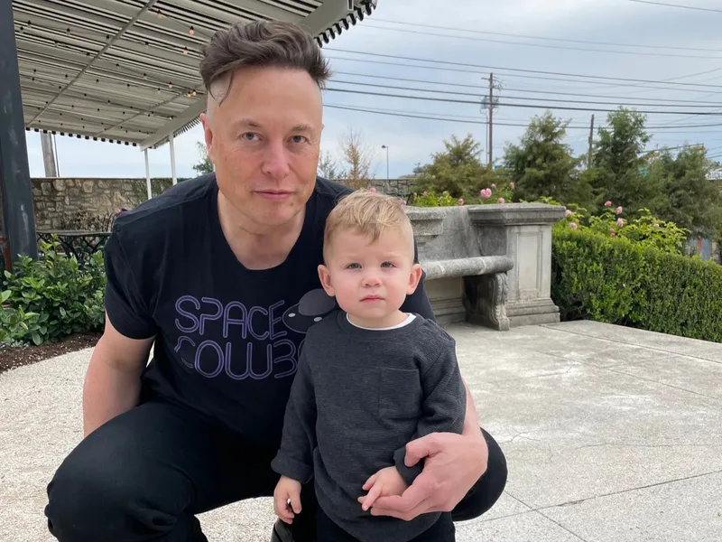 Илон Маск вместе с сыном X, 3-летним, посетил завод Tesla в Германии во время битвы за опеку с Граймс