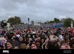 Королевская семья на балконе: Король Чарльз и королева Камилла приветствуют толпу во время парада Trooping the Colour с Кейт, Уильямом и детьми