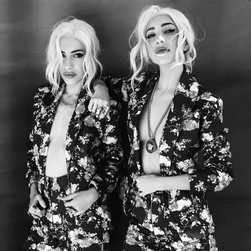 Сестры-близнецы Лиза и Джессика Ориглиассо из The Veronicas прибыли в Сидней