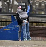 Деми Симс демонстрирует свои 'пятна' в откровенных снимках в бикини, поддерживая День осведомленности о витилиго