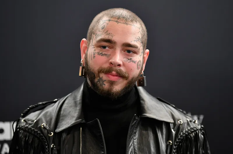 Поклонница Post Malone татуирует автограф певца на палец