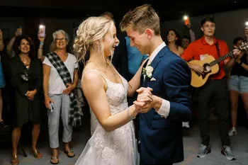Семейное воссоединение и свадебная вечеринка слились вместе, чтобы устроить молодоженам "волшебный" первый танец в подвале во время торнадо