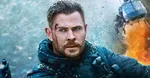 Крис Хемсворт демонстрирует свою накачанную фигуру во время солнечного отдыха во Франции с родителями и тренером Люком Зокки