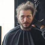 Пост Мэлоун рассказывает, как снял одежду и примерил SKIMS Ким Кардашьян в лесу