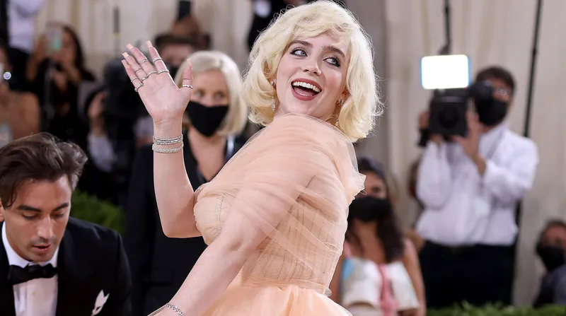 На церемонии Оскар 2024 года Билли Айлиш предстала в стильном образе от Chanel, напоминающем стилистику сериала