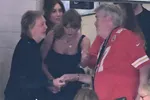 Эд Келси делится фото с Тейлор Свифт и девушкой Маурин Макигур в память о ее смерти