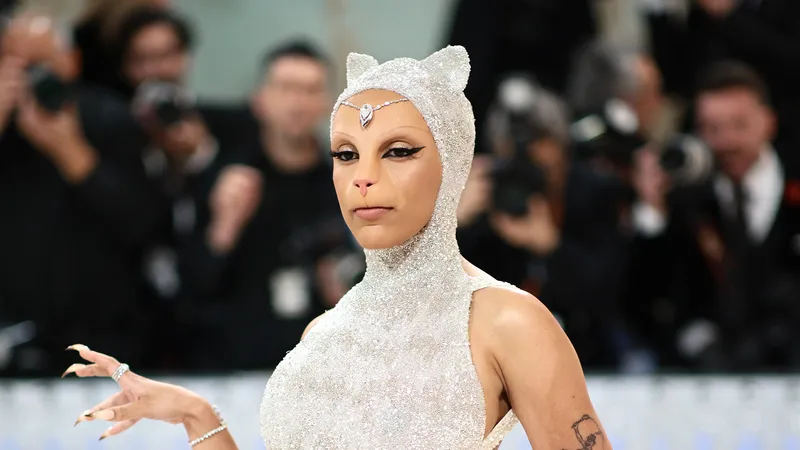 Doja Cat привлекает внимание в очень короткой юбке и топе-бандо, когда направляется на ужин в Zero Bond...