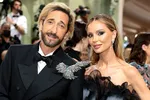 Адриен Броуди и его очаровательная девушка Георгина Чапман на премьере в Каннах