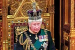 Король Чарльз в приподнятом настроении на военном параде в Палате Холирудхаус: традиционная передача ключей от Эдинбурга в рамках Королевской недели