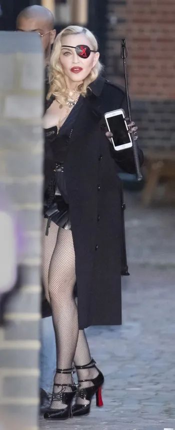 Мадонна, 65 лет, удивила всех своим костюмом, подчеркивающим фигуру
