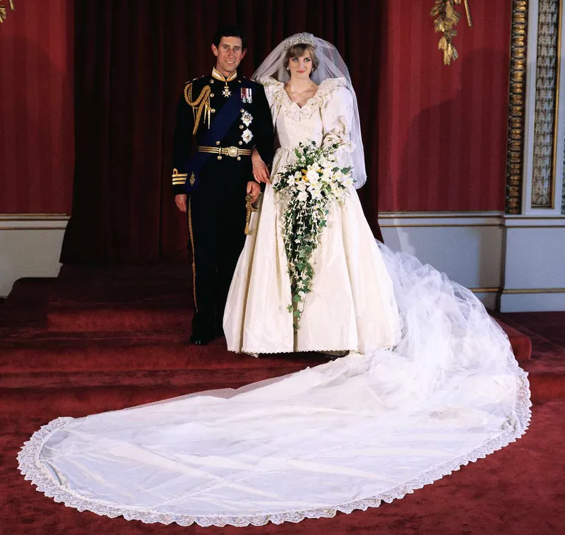 Принцесса Диана выбрала смелый наряд для свадьбы своего брата Чарльза Спенсера