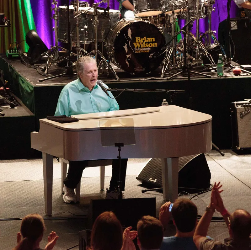 81-летний Брайан Уилсон из Beach Boys страдает от деменции, его семья пытается поместить его под опеку...