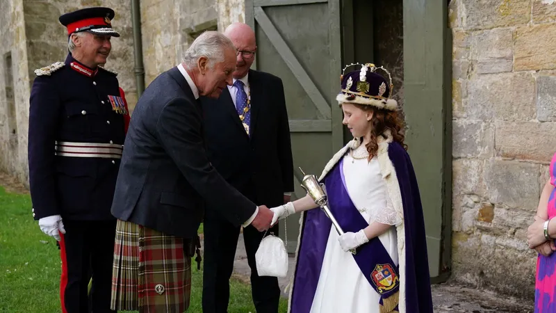 Король Чарльз продолжает насыщенную королевскую неделю вручением трофеев на Royal Ascot