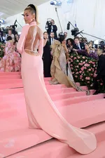 Джастин Бибер восхищается образом Хейли Бибер на Met Gala на фоне слухов о разрыве: 'Мне это нравится, я этого хочу'
