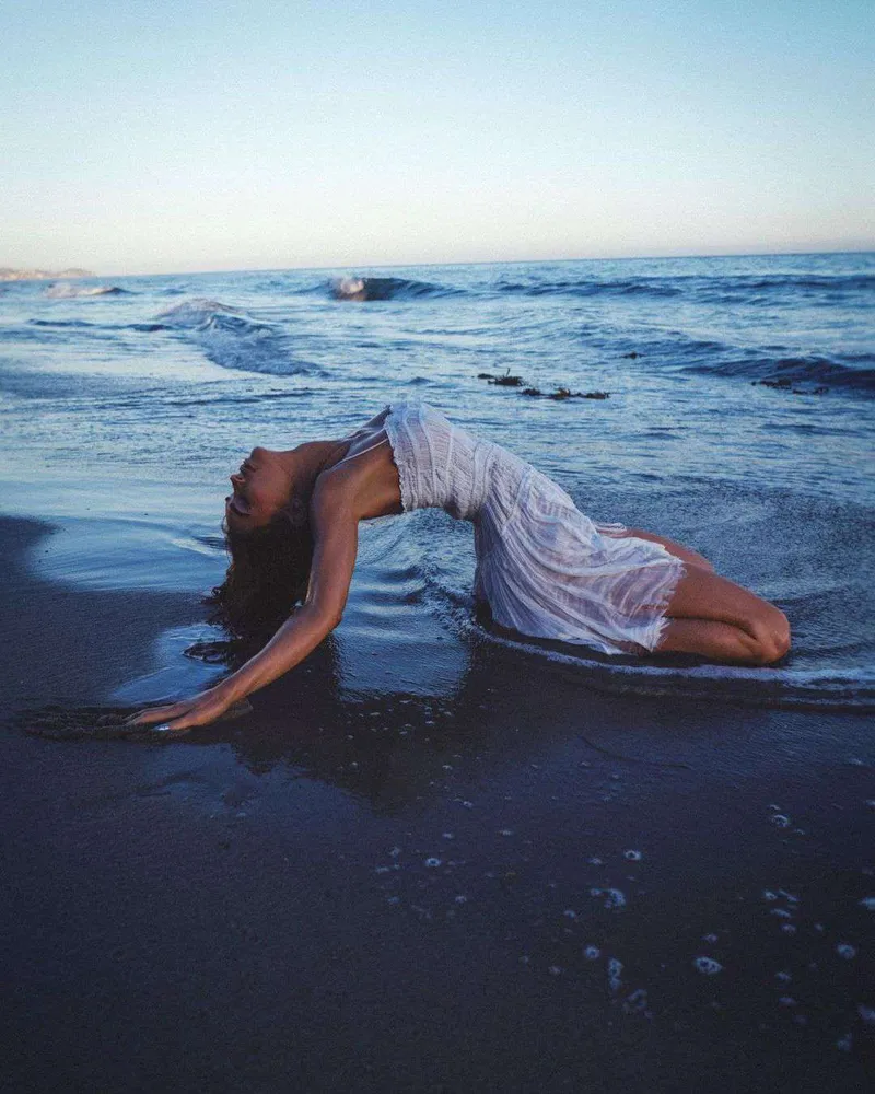 Меган Маркл Фокс в своих последних фотографиях в образе русалки переосмысливает культовое платье Ариэль после кораблекрушения