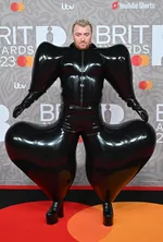 Сэм Томпсон и Пит Уикс радуются первой победе в подкастах на TRIC Awards и благодарят своих слушателей как семью