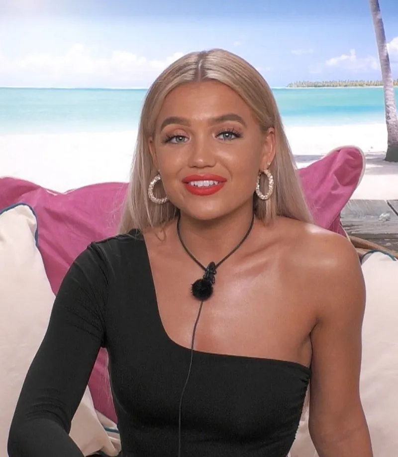 Молли Смит из Love Island выглядит стильно в белом костюме, отмечая свой последний успех