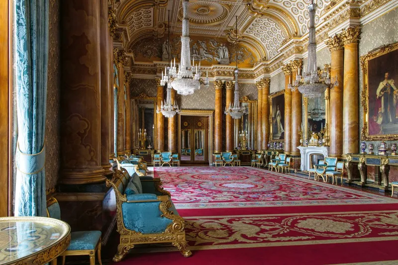 Взгляд на Букингемский дворец: лучшие фотографии королевской резиденции короля Чарльза
