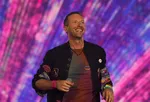 Coldplay предупреждает фанатов на первом концерте после вирусного видео с 'Kiss Cam'