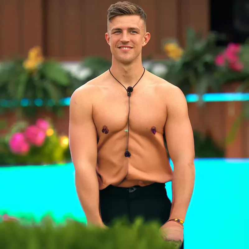 Митчелл Тейлор из Love Island раскрывает, на кого из своих коллег он обратил внимание, готовясь войти в...